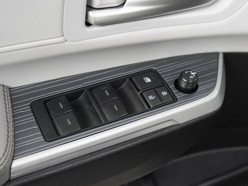 Used 2026 Toyota Sienna XLE FWD image 22