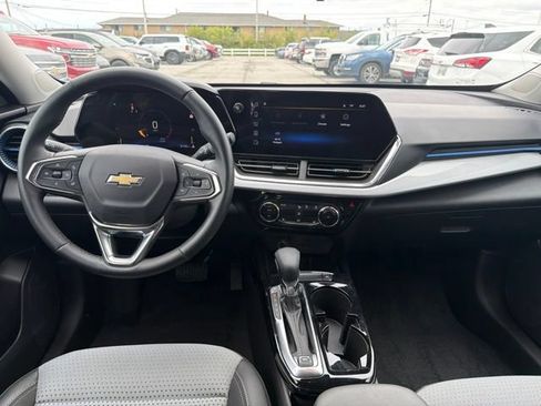 Used 2024 Chevrolet Trax LT w/ Driver Confidence Package FWD image 21
