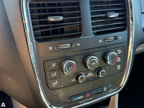 Used 2018 Dodge Grand Caravan SXT FWD image 10