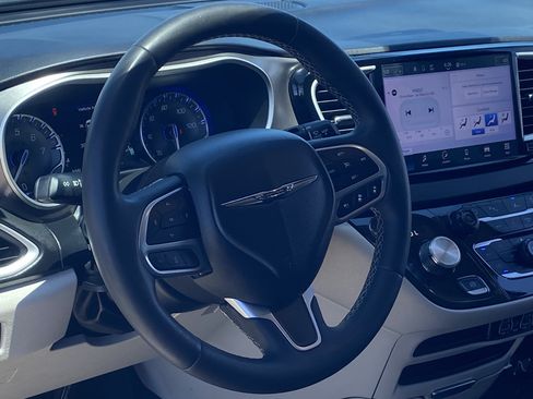 Certified 2024 Chrysler Pacifica Touring-L FWD image 21