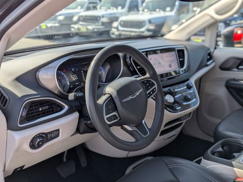 Used 2023 Chrysler Pacifica Touring-L FWD image 13