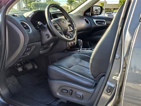 Used 2019 Nissan Pathfinder Platinum image 12