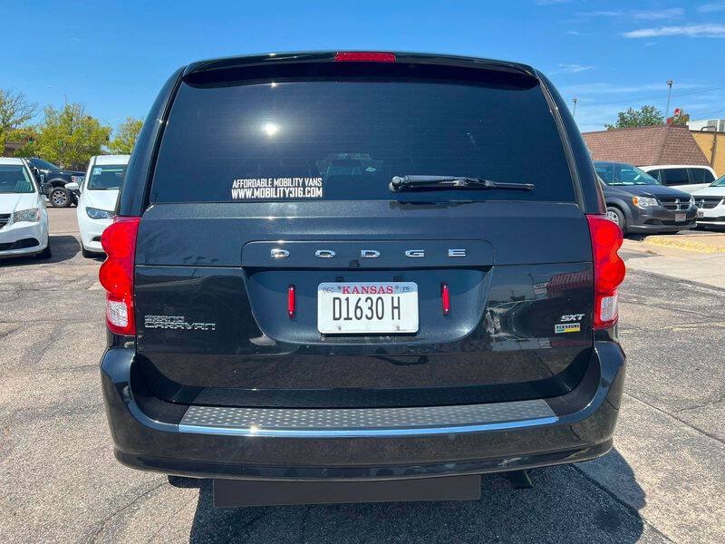 Used 2016 Dodge Grand Caravan SXT FWD image 13