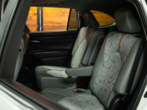 Used 2023 Toyota Highlander Bronze Edition image 11