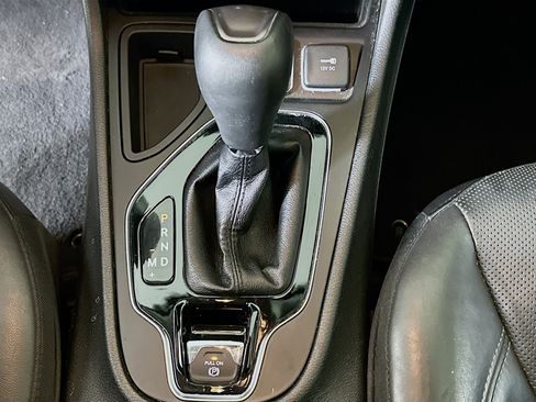 Used 2019 Jeep Cherokee Limited w/ Technology Group FWD image 25