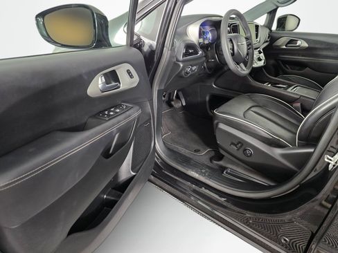 Used 2023 Chrysler Pacifica Limited w/ Uconnect Theater Family Group FWD image 22
