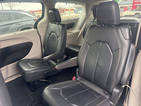 Used 2017 Chrysler Pacifica Touring-L image 12