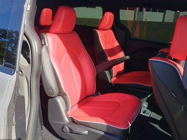 Used 2021 Chrysler Pacifica Limited w/ Uconnect Theater Family Group FWD image 17