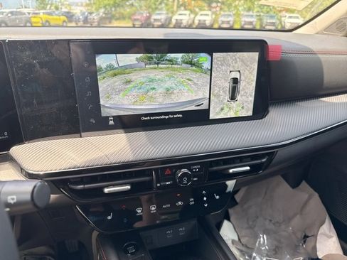 New 2025 Nissan Kicks SR w/ SR Premium Package image 18