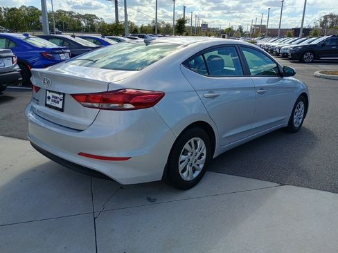 Used 2017 Hyundai Elantra SE image 5