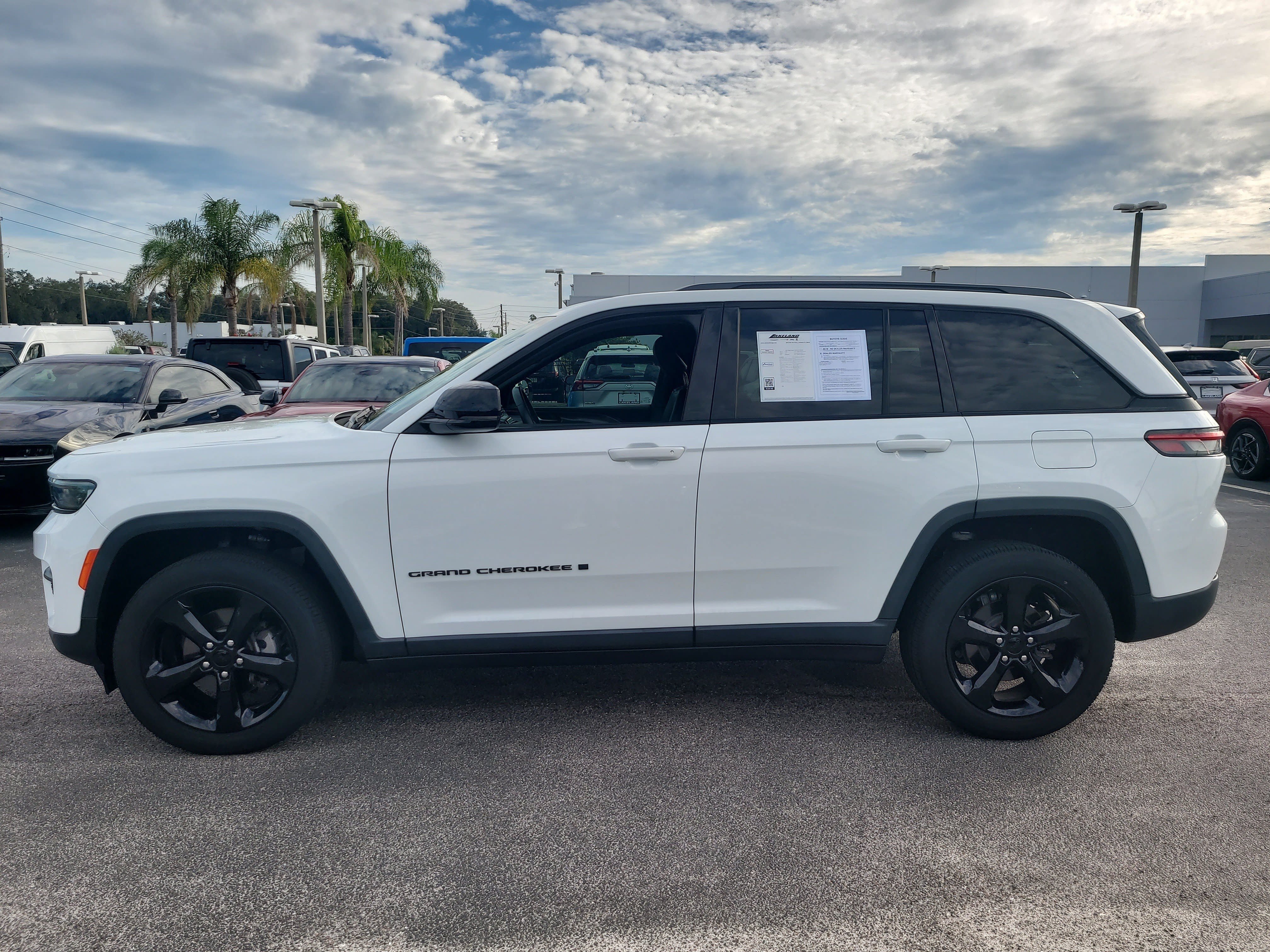 Used 2022 Jeep Grand Cherokee Altitude AWD/4WD image 7