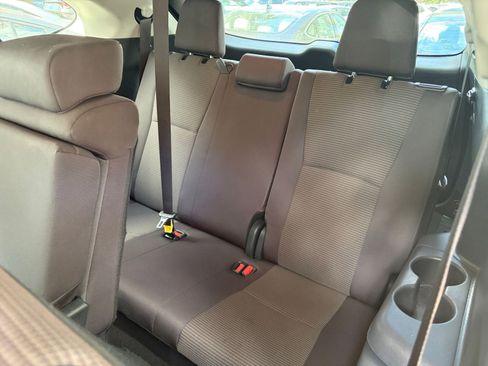 Used 2025 Toyota Highlander LE FWD image 30