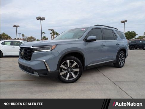 Used 2025 Honda Pilot Touring image 1