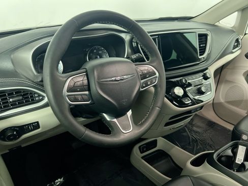 Used 2023 Chrysler Pacifica Touring-L FWD image 30