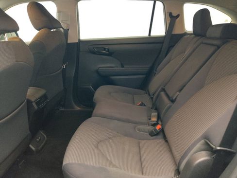 Used 2020 Toyota Highlander LE FWD image 18