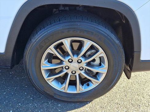 Certified 2021 Jeep Cherokee Latitude Lux w/ Comfort/Convenience Group image 9