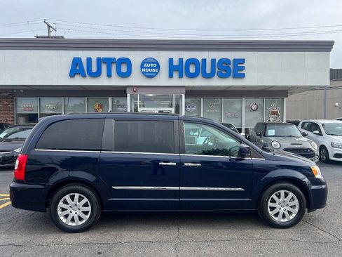 Used 2015 Chrysler Town & Country Touring w/ Driver Convenience Group FWD image 9