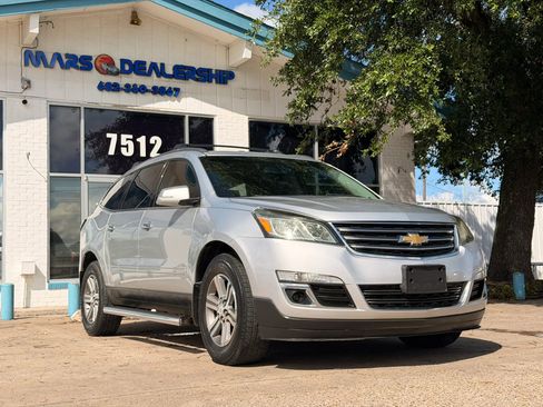 Used 2017 Chevrolet Traverse LT FWD image 1