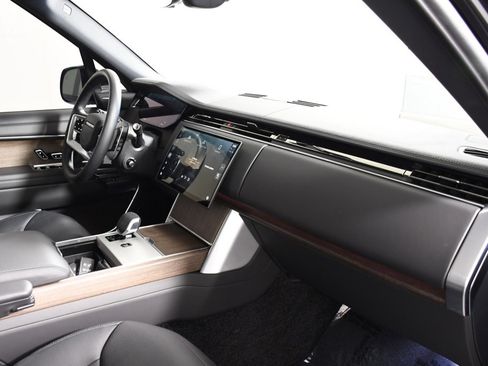 Used 2025 Land Rover Range Rover SE image 18