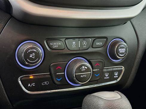 Used 2016 Jeep Cherokee Latitude w/ Comfort/Convenience Group FWD image 22