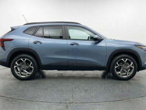 Used 2025 Chevrolet Trax LT w/ LT Convenience Package FWD image 11