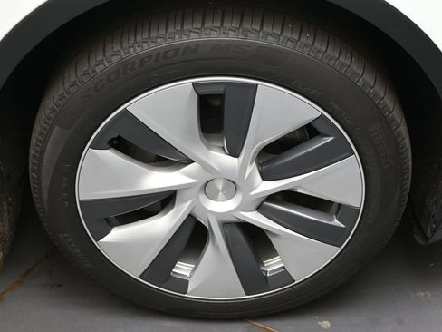 Used 2023 Tesla Model Y Long Range AWD/4WD image 10