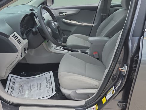Used 2013 Toyota Corolla LE FWD image 9