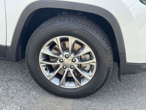 Used 2019 Jeep Cherokee Latitude Plus w/ Cold Weather Group AWD/4WD image 9