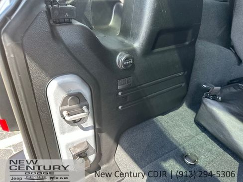 Used 2022 Jeep Wrangler Unlimited Rubicon 4xe w/ Cold Weather Group AWD/4WD image 9