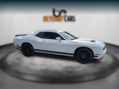 Used 2019 Dodge Challenger SXT image 4