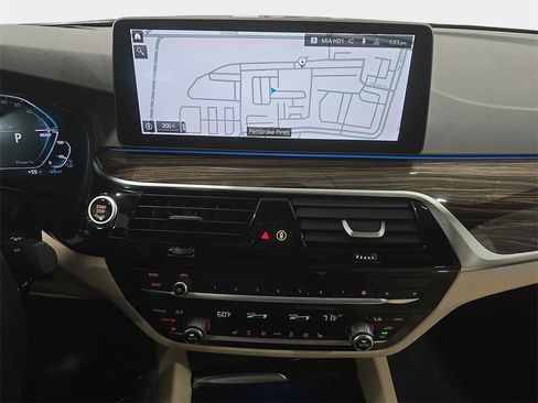 Used 2023 BMW 530e w/ Premium Package image 17