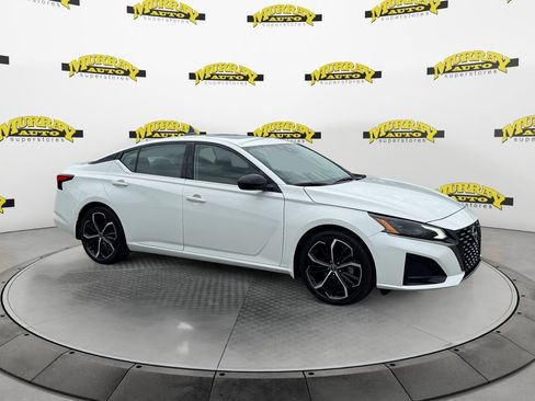 Used 2024 Nissan Altima 2.5 SR w/ SR Premium Package FWD image 7