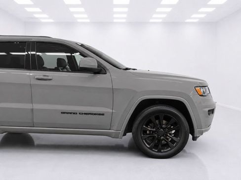 Used 2019 Jeep Grand Cherokee Altitude AWD/4WD image 7
