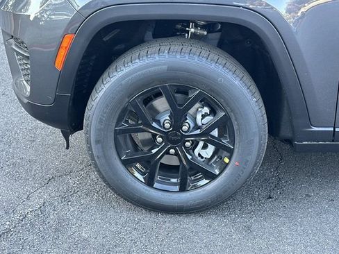 New 2025 Jeep Grand Cherokee Altitude image 11