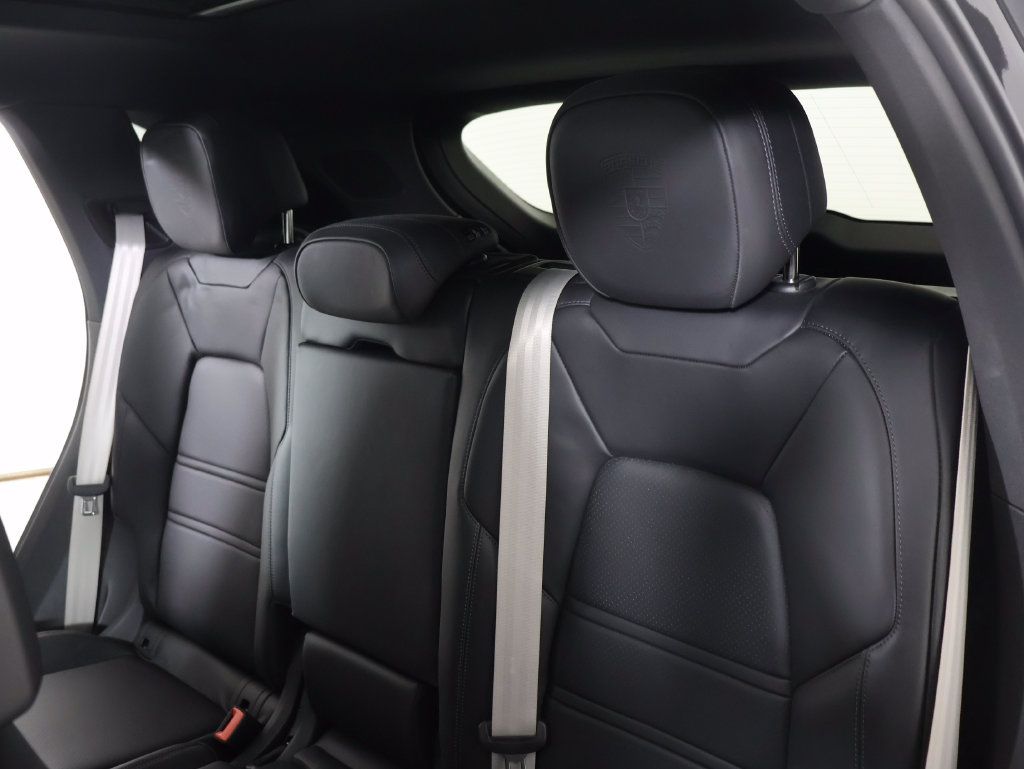 Certified 2023 Porsche Cayenne Platinum Edition AWD/4WD image 10