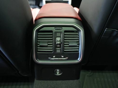 Certified 2025 Porsche Macan AWD/4WD image 21