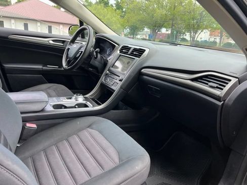 Used 2018 Ford Fusion SE FWD image 21