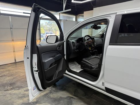 Used 2019 Chevrolet Colorado Z71 w/ Z71 Midnight Edition AWD/4WD image 9