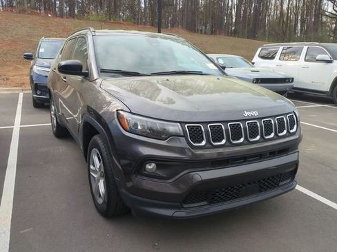 Used 2024 Jeep Compass Latitude image 3
