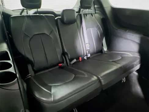 Used 2025 Chrysler Pacifica Select image 24