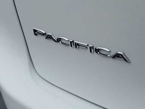Used 2024 Chrysler Pacifica Touring-L FWD image 35