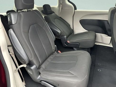 Used 2022 Chrysler Voyager LX image 15
