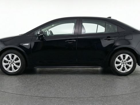 Used 2025 Toyota Corolla LE FWD image 5