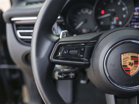Used 2025 Porsche Macan image 19