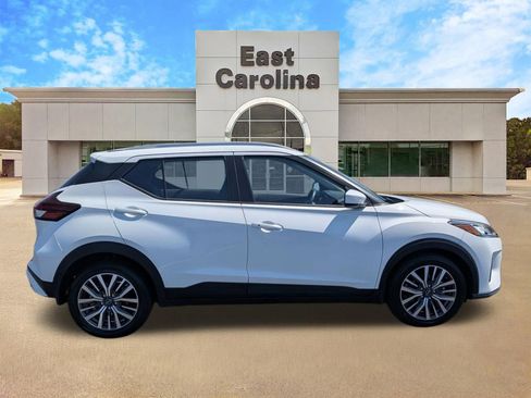Used 2023 Nissan Kicks SV FWD image 2