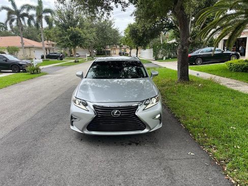 Used 2017 Lexus ES 350 w/ Luxury Package FWD image 2