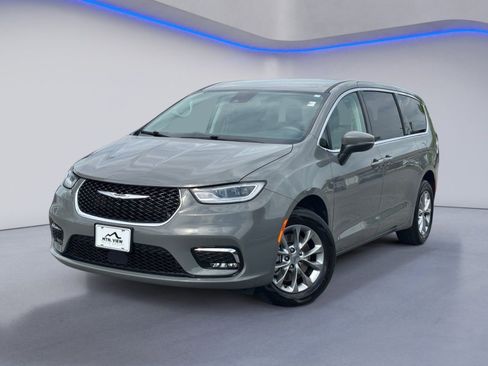 Used 2023 Chrysler Pacifica Touring-L AWD/4WD image 2