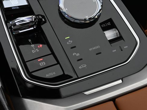 Certified 2023 BMW 740i w/ Parking Assistance Package image 23