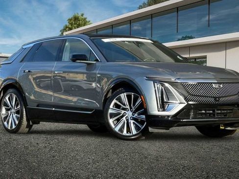 Certified 2024 Cadillac Lyriq Luxury AWD/4WD image 2