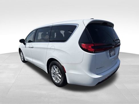 Certified 2023 Chrysler Pacifica Touring-L FWD image 6